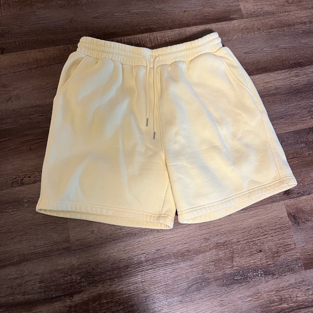 Comfrt basic fleece shorts in buttercream